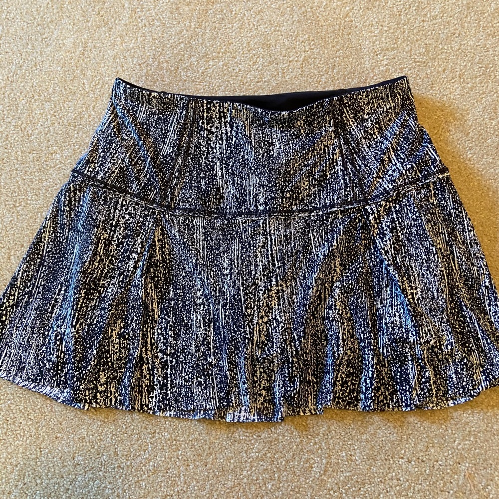Lululemon skort - Picture 3 of 5